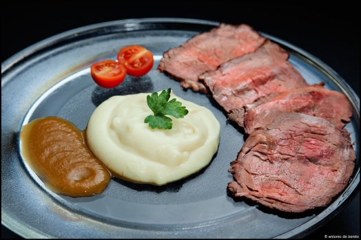 ENRIQUE-ORTUETA-Roast-Beef-en-su-jugo-acompanado-de-crema-de-patatas-al-aroma-de-trufa-blanca
